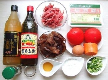 step1: 準備所有材料。青蔥切成蔥花 ,豬肉絲用芝麻香油及海鹽和少許太白粉抓醃入味。