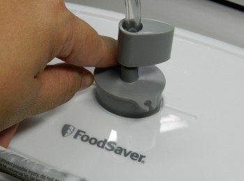 step5: 另一頭裝在真空盒上，先用手壓住