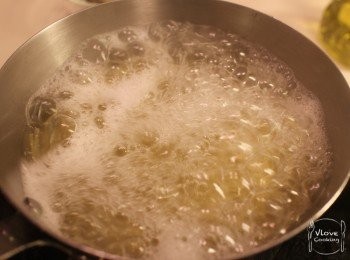 step1: 加一匙鹽跟包裝袋指示減1分鐘煮熟意粉, 煮意粉其間洗乾淨菇然後抹乾, 之後切好備用