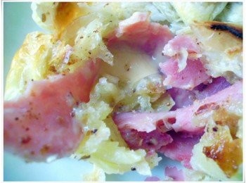 step5: 瞧!打開內餡博客慕尼黑三明治火腿肉香味撲鼻而來，加上爆漿的起司讓人一口接一口!