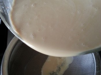 step5: 將粉漿過一次篩(此動作是篩出片糖中的雜質)