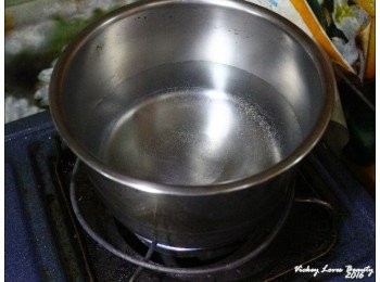 step2: 先取一湯鍋灑入少量的鹽巴煮麵條 不管用的是台式乾麵條或是義大利麵條，都可以依照個人的喜好 依麵條的軟硬度來斟酌水煮的時間，不過～因為麵條煮好之後 還要放入醬汁內吸收醬汁，所以，建議麵條的水煮時間不宜過長，才不會糊糊爤當的！