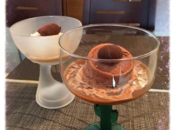 step4: 最後把70度黑朱古力放雪糕球上面。這就完成了。