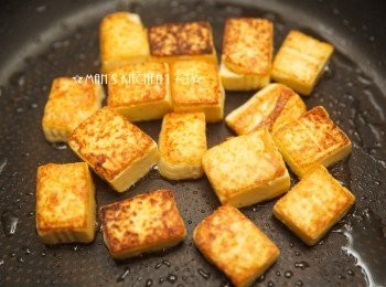 step1: 首先起油鍋，將雞蛋豆腐下鍋煎至表面金黃後起鍋備用。(此步驟可以用油炸的方式取代)