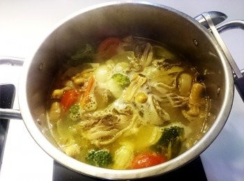 step4: 續加入蘑菇、番茄、花椰菜入鍋翻炒至香味溢出後，倒入土雞高湯鍋中，煮滾後改轉小火煮約10鐘後即可。