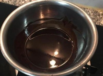 step2: 巧克力與無鹽奶油隔水加熱溶化。