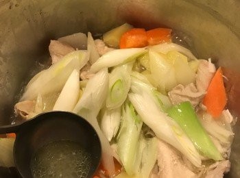 step7: 加入京蔥, 然后加上大約1.5杯清水, 中火煮.