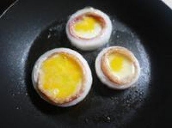 step2: 平底鍋加油放入作法2.將雞蛋倒入加一些些水蓋鍋蓋,以半煎半悶的方式將蛋煎熟