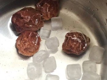 step3: 將冰糖，話梅倒入水中煮滾，放涼。