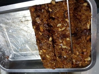 step17: 將已經雪硬身的糯米飯用刀平均切開3條