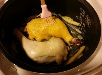 step8: 飯煲熟後,搽上用熱水開好之黃薑粉汁,再焗3分鐘……完成