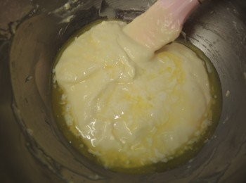 step7: 牛油隔熱水坐融，加入拌勻。