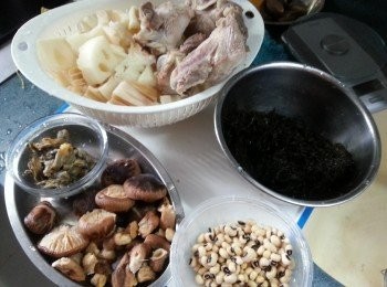 step5: 預備好各材料:冬菇浸軟,微豆浸軟