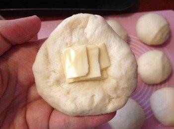 step6: 將小麵團輕輕壓平, 放進半份片裝芝士, 然後包好