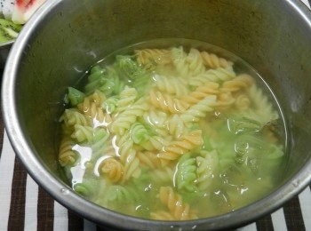 step4: 撈起煮好的麵，放入冰水中冰鎮一下