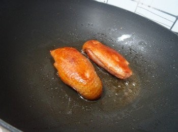 step2: 鴨胸解凍， 吸乾水份， 慢火耐心煎至表面微焦 （要慢火耐心煎， 因肉頗厚否則外焦內仍凍）