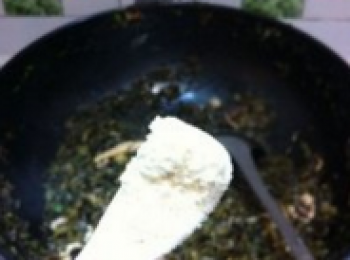 step8: 轉小火加適量雞粉炒至均勻掛味即可。