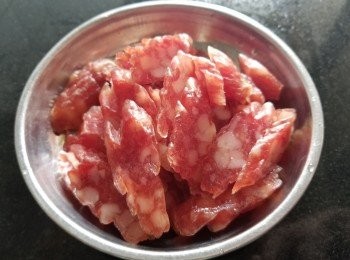 step3: 臘腸，清洗後切片，如太硬可先蒸軟後才切片