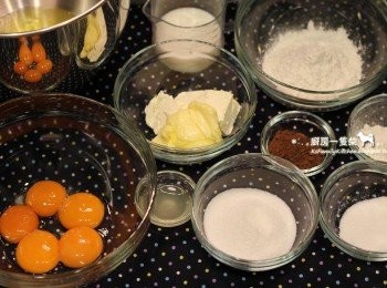 step1: 烤箱預熱至160度C(320度F)。雞蛋分成蛋白與蛋黃兩盆，所有材料分別秤好，低筋麵粉分成70g與10g兩份，過篩備用。