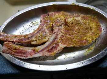 step3: 再將約2湯匙法國芥未醬搽勻豬扒兩邊,醃15分鐘以上待用