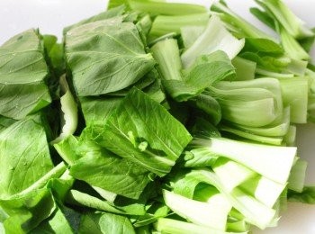 step1: 將清江菜洗淨，先將頭切成一小段，平放就像一朵朵花，可以用小刷子沖洗刷乾淨