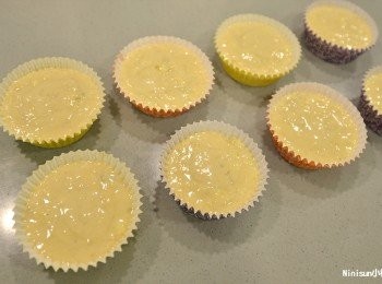 step5: 取寬7cmX高3cm的紙杯 倒入麵糊約8分滿