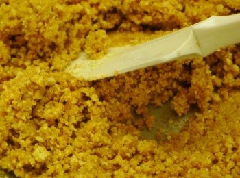 step1: 製作<span class="group_4">餅皮底座</span>，消化餅乾搗碎，倒進微波(或隔水加熱)融化的無鹽奶油，以橡皮刮刀拌勻