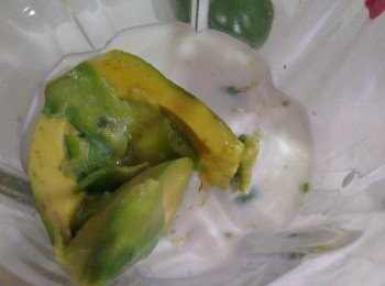 step4: 將酪梨，牛奶，蜂蜜，冰塊放入果汁機內打勻即可馬上來一杯....冰冰涼涼....好濃郁....好好喝喔^^~