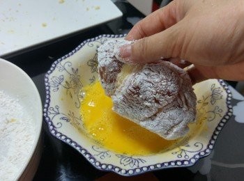 step4: 將整片豬扒沾滿一層麵粉, 再沾蛋漿