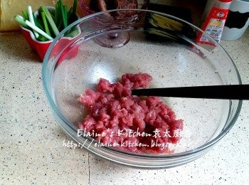 step11: 放入大碗內加少許鹽 , 胡椒粉及麻油拌勻 , 用手撻十餘下靜待10分鐘