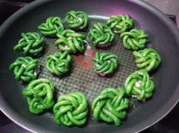 step4: 用平底鑊落油,油滾後用慢火將魚肉煎至金黃