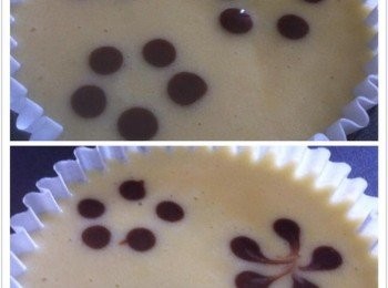 step4: 在麵糊點上巧克力麵糊，利用牙籤把巧克力點拉至中心即可成為一朵小花