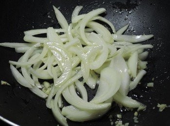 step1: 熱鍋後下橄欖油，爆香蒜末與洋蔥絲