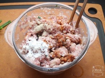 step2: 所有材料連同<span class="group_2">調味</span>料拌至起膠