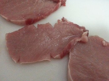 step1: 豬扒洗淨，在兩邊稍為切割小許，以防煎時豬扒捲曲。