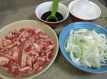 step1: 先將一疊的肥牛用筷子或用手撕開, 洋蔥切絲, 粉絲浸軟身瀝乾備用