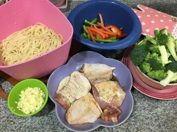 step1: 西蘭花先烚熟, 青紅椒洗淨後去籽切細條, 蒜頭切碎, 洋蔥切條, <a href="https://bit.ly/2ZxapeY" target="_blank" data-keyword="雞扒" class="guide-link"><strong>雞扒</strong></a> <span style="display:inline-block;vertical-align:middle;margin-top:-3px;color:initial;border-radius:3px;padding:2px 3px;font-size:12px;line-height:14px;background:#87d300;color:#fff;">即買</span> 醃約1小時或以上, 意粉先跟包裝顯示烚熟, 期間滾水加少許鹽, 烚熟後瀝乾備用