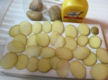 step1: 將薯仔連皮洗淨切成極薄片。印乾薄片上的所有水分。
將薯仔片逐一平放在碟上（不要重疊）。