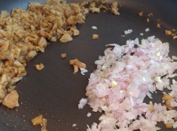 step4: 梅菜撥埋鑊的一邊,用少油爆香乾蔥蓉,再將梅菜和乾蔥蓉炒混,之後加入南乳炒混