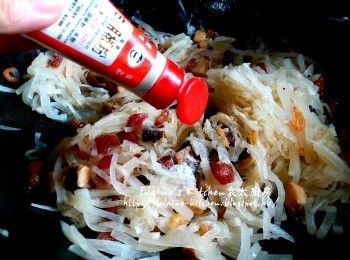 step7: 加入之前炒好的配料拌勻 , 加少許鹽及胡椒炒調味再拌勻