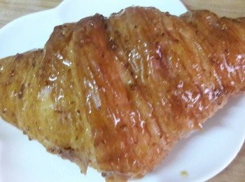 step5: 把已經掃好醬料的可頌入烤箱