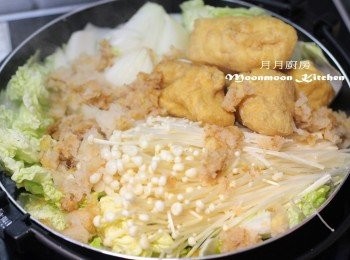 step9: 加入金菇，洋葱及豆卜，注入<span class="group_3">調味料</span>、雪梨水及雪梨茸煮滾。