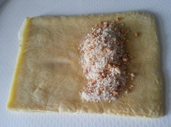 step4: 取起加一行餡料,卷成仔條狀切段便成.