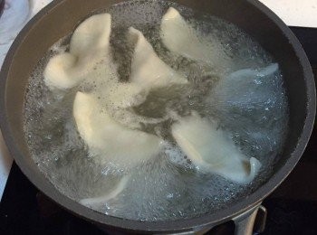 step10: 煮一鍋水，水滾後放入餃子，以中火大約煮10分鐘淨面即可食用！