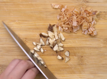 step2: 魷魚乾及冬菇用水浸軟切粒 