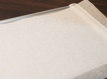 step1: 於焗盤上鋪上牛油紙備用。焗爐預熱至攝氏 180 度。