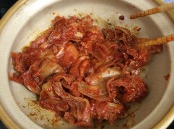 step2: 然後下油，醃肉與泡菜一起炒一炒