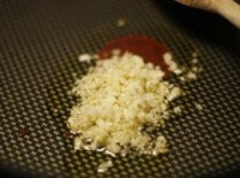 step8: 小火加熱平底鍋，加入油，蒜末，洋蔥細末