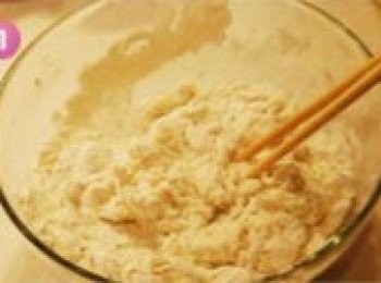 step1: 麵粉中慢慢加入清水，邊加入邊用筷子攪拌