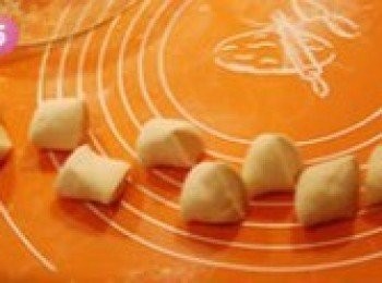 step5: 用刀切下等大的面劑子